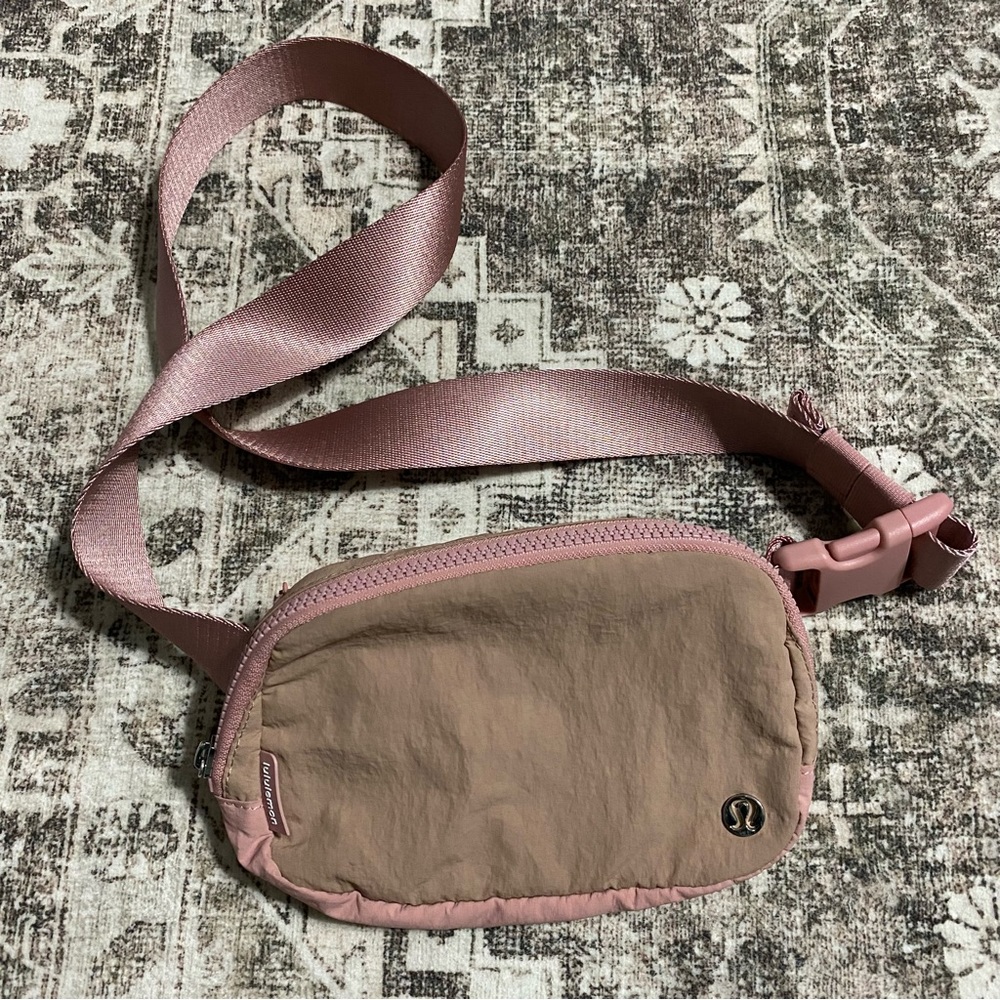 Lululemon Everywhere Belt Bag